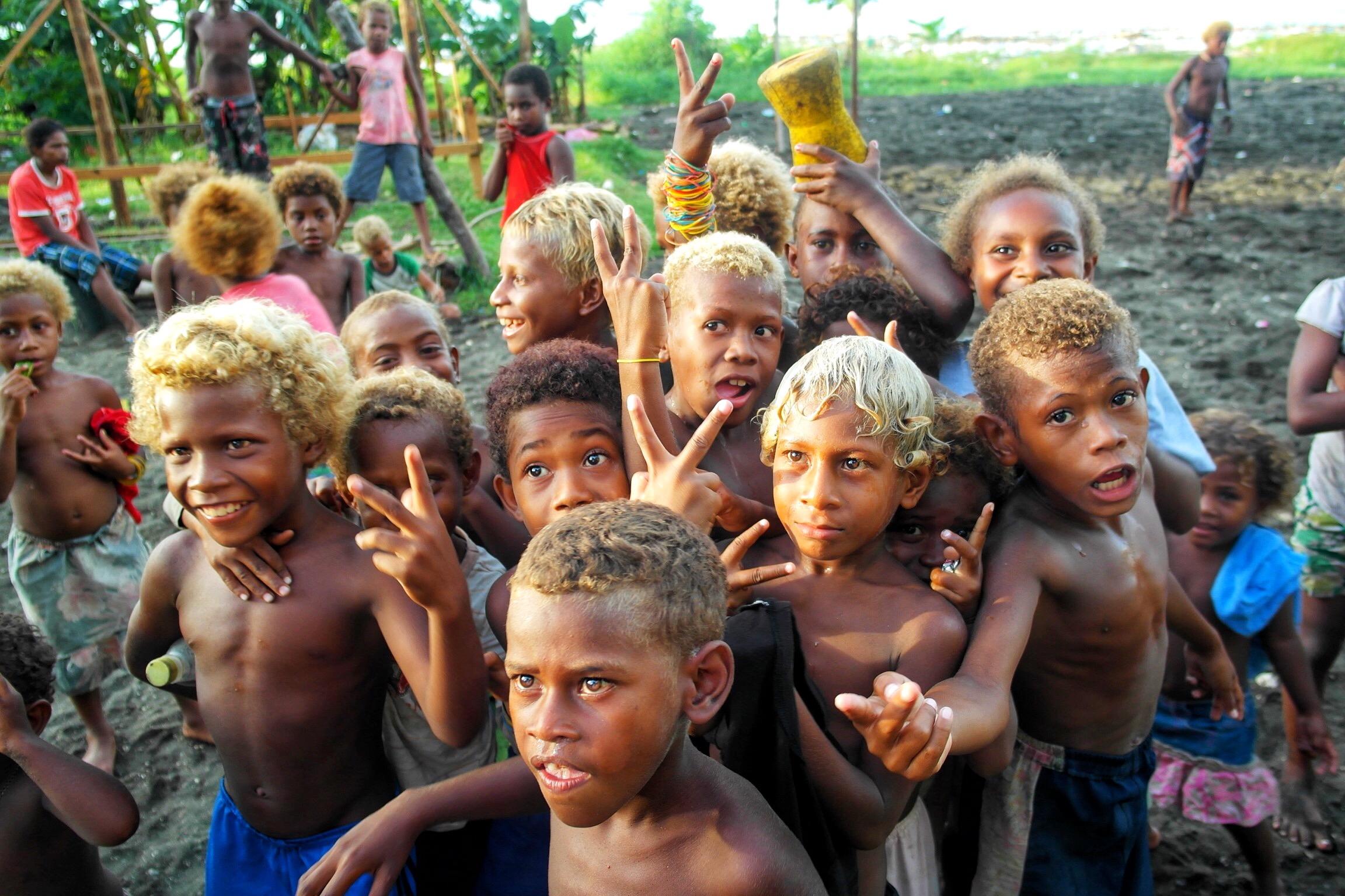 People live on islands. Marovo Lagoon Соломоновы острова. Аборигены Соломоновых островов. Меланезийцы с Соломоновых островов.