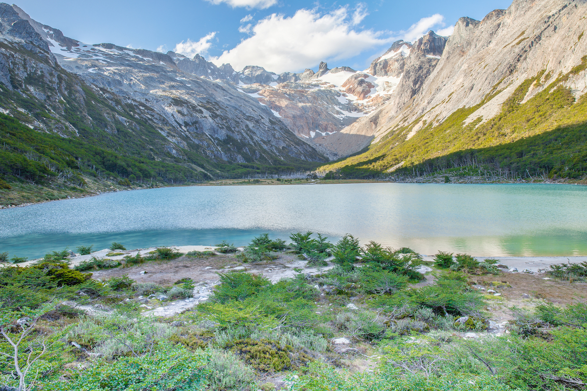 A beautiful turquoise lake compliment surrounding mountains in Lake Esmeralda 