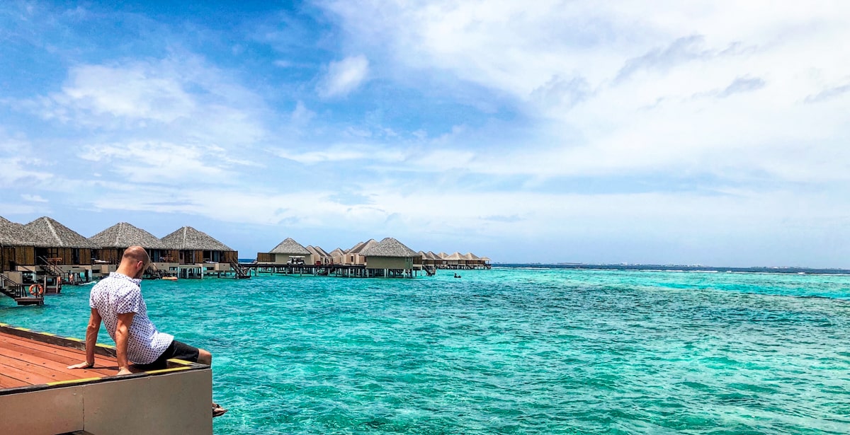 a women of the Maldives poses with a woodfish on a beach with the seascape  of the island and atoll of the Maldives Islands in th Stock Photo - Alamy