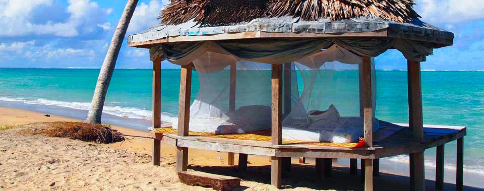Traditional Samona beach hut by the sea. 