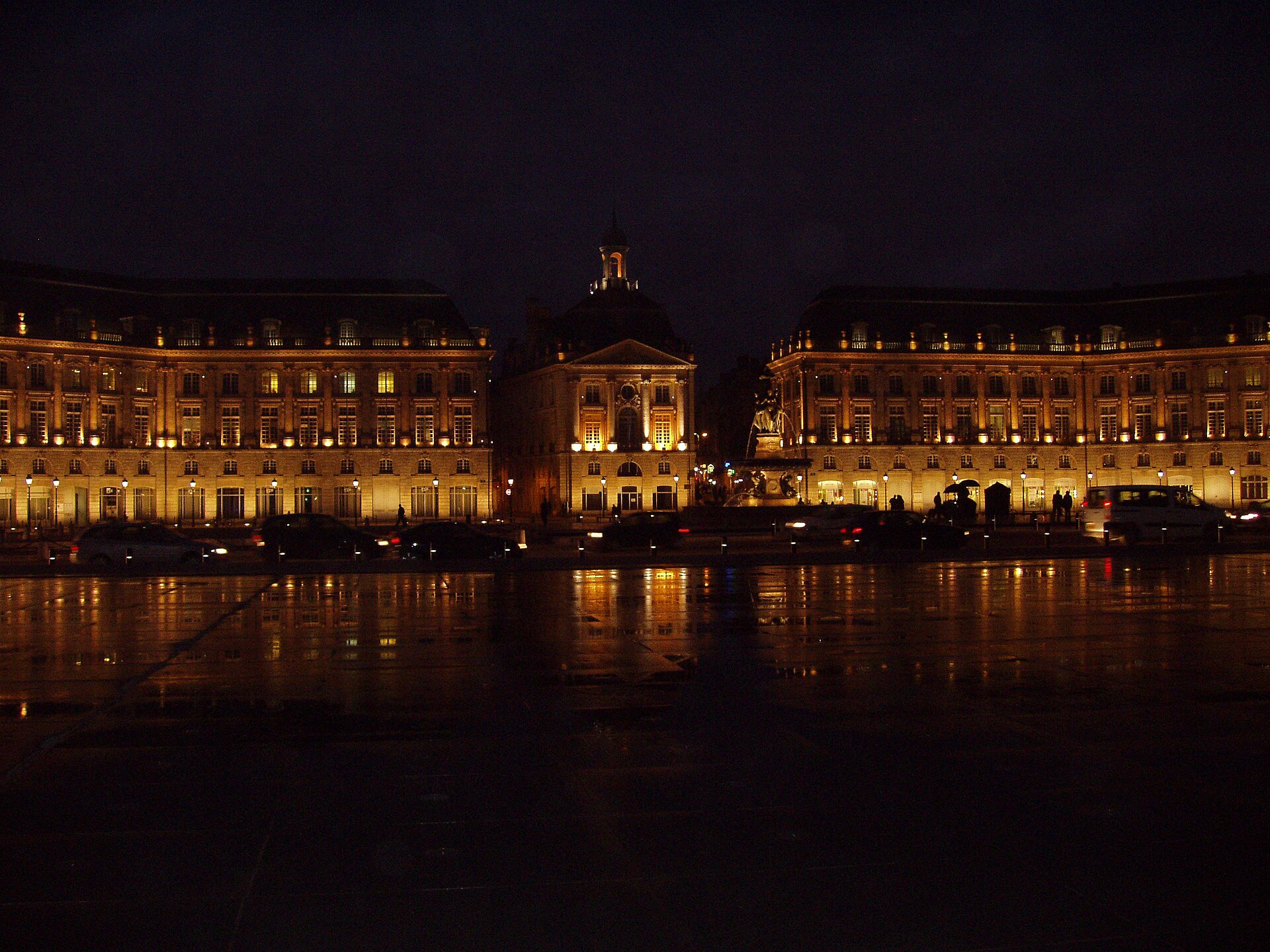 Place de la Bourse in Bordeaux lit up at night